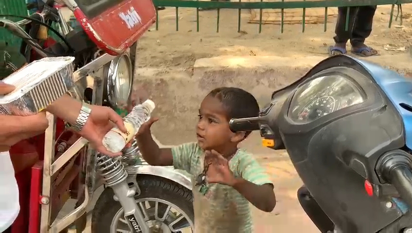 SEVA MEIN SAMARPIT - KHAANA VITRAN